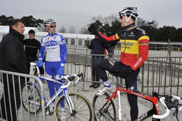 Maarten Wijnants and Tom Boonen have a discussion.