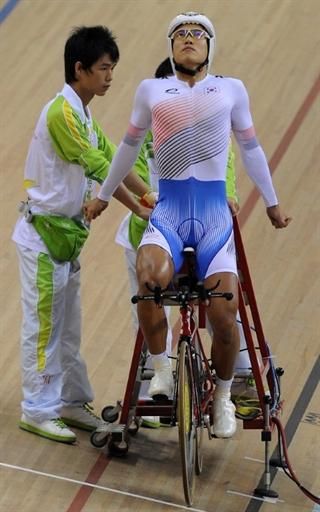 Sunjae Jang (Korea) about to start his gold medal winning ride in the individual pursuit finals.