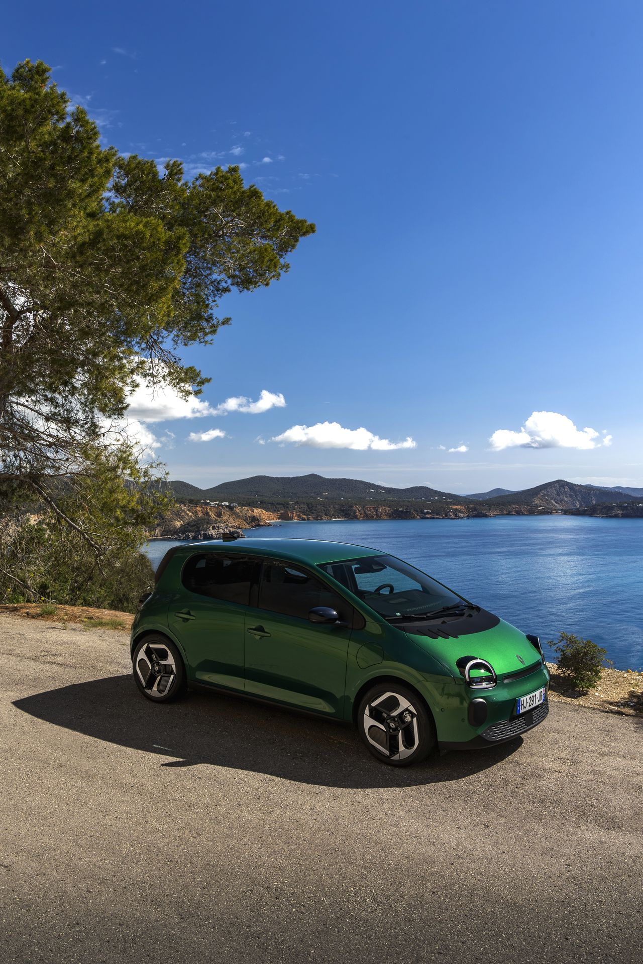 Static images of the Twingo in Ibiza with the sea behind it