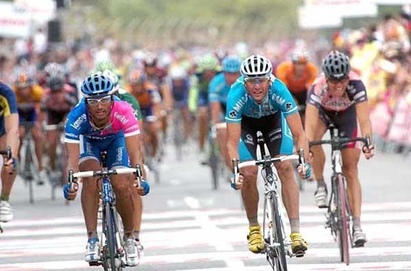 Daniele Bennati (Lampre-Fondital) has his nose ahead of Petacchi.