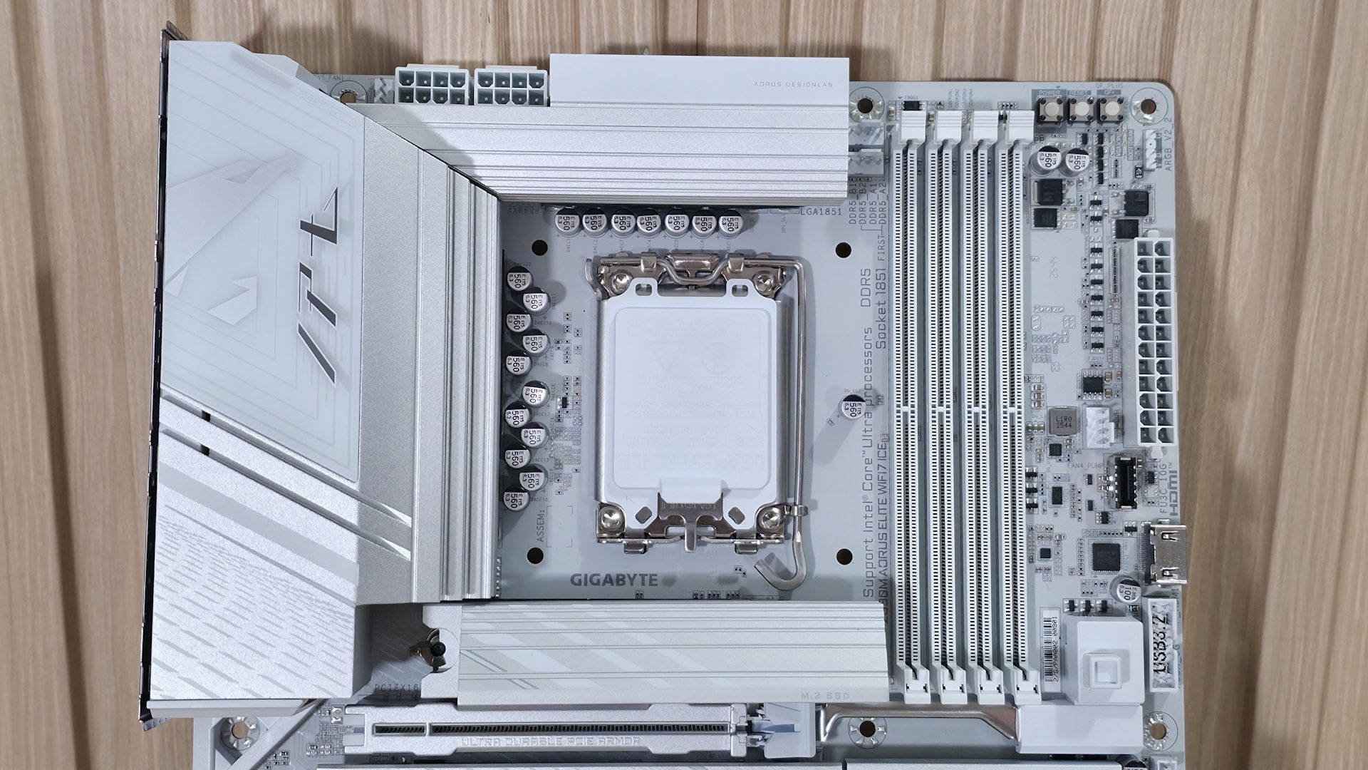 Gigabyte Z890M Aorus Elite Wifi7 Ice - Top half