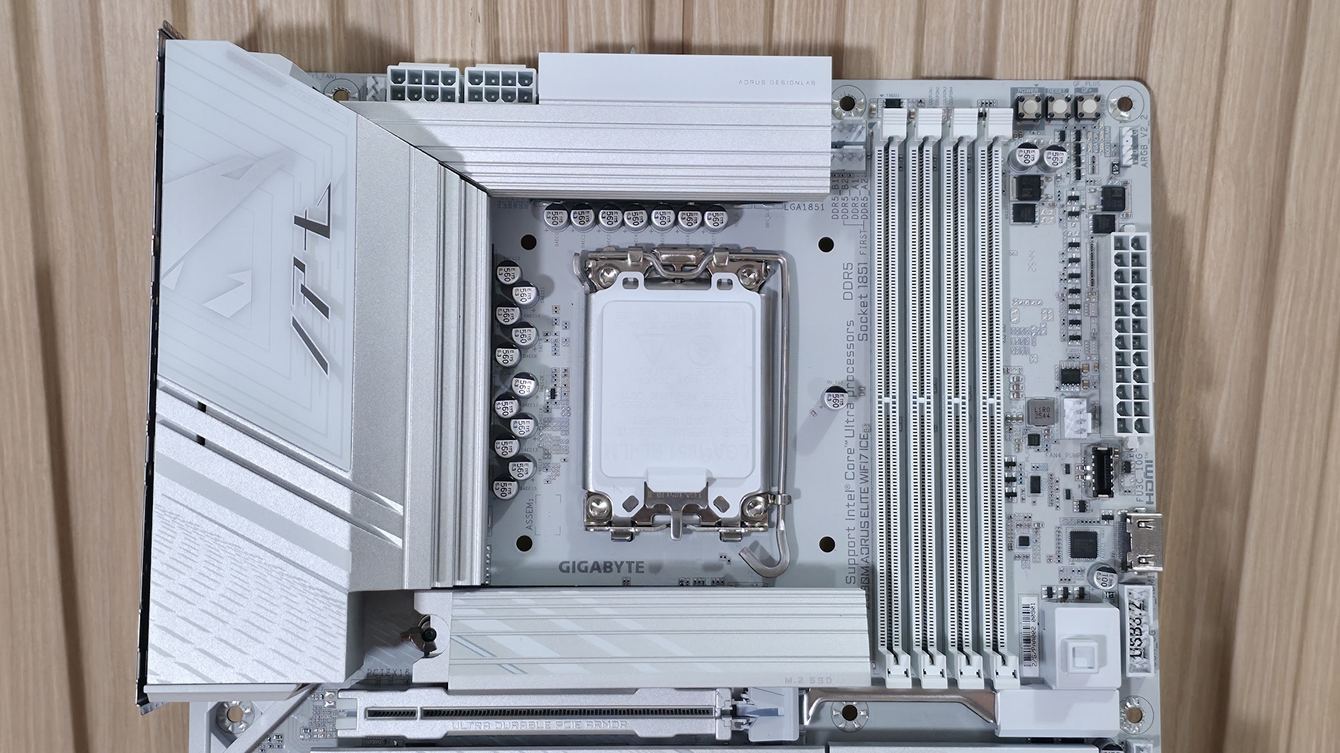 Gigabyte Z890M Aorus Elite Wifi7 Ice - Top half