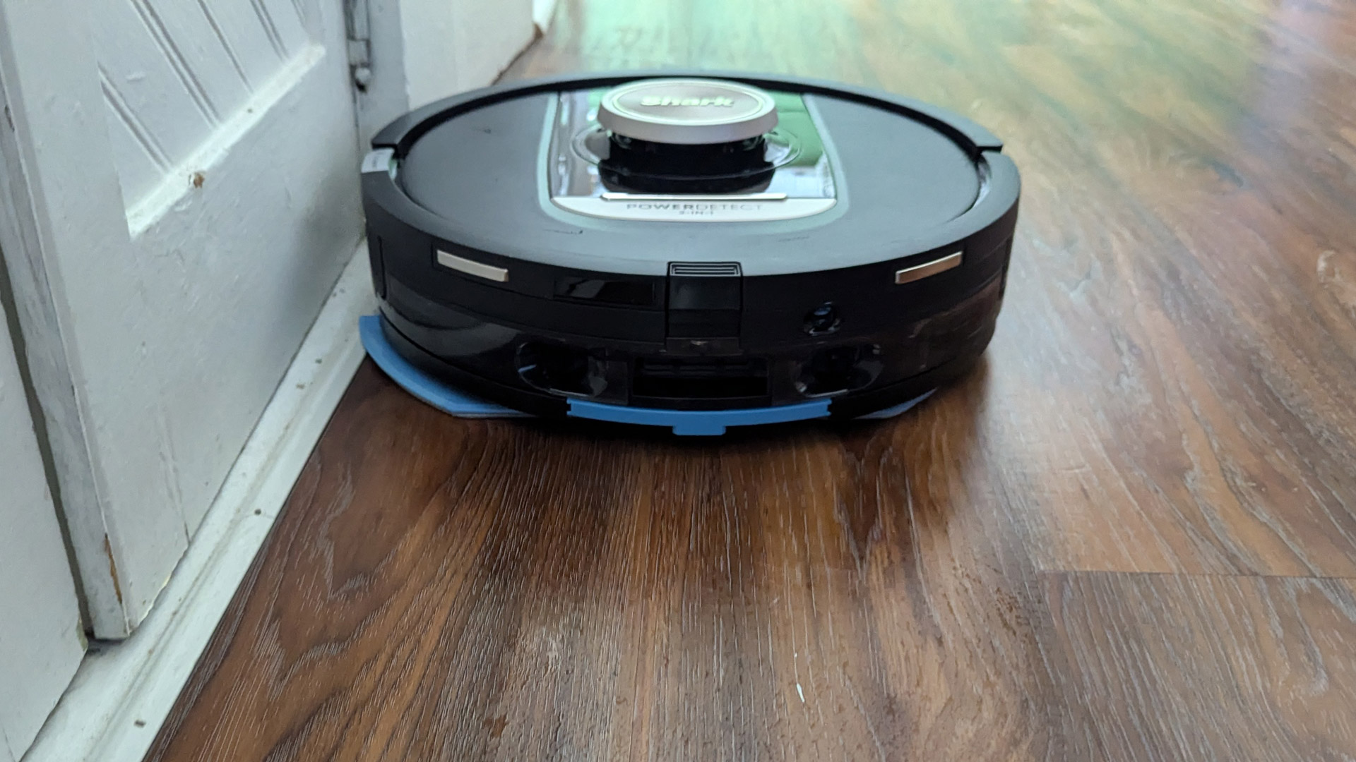 Edge cleaning with the Shark PowerDetect Robot Vacuum and Mop