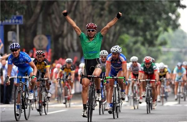 Francisco Ventoso (Carmiooro A-Style) wins the bunch sprint into Haikou.
