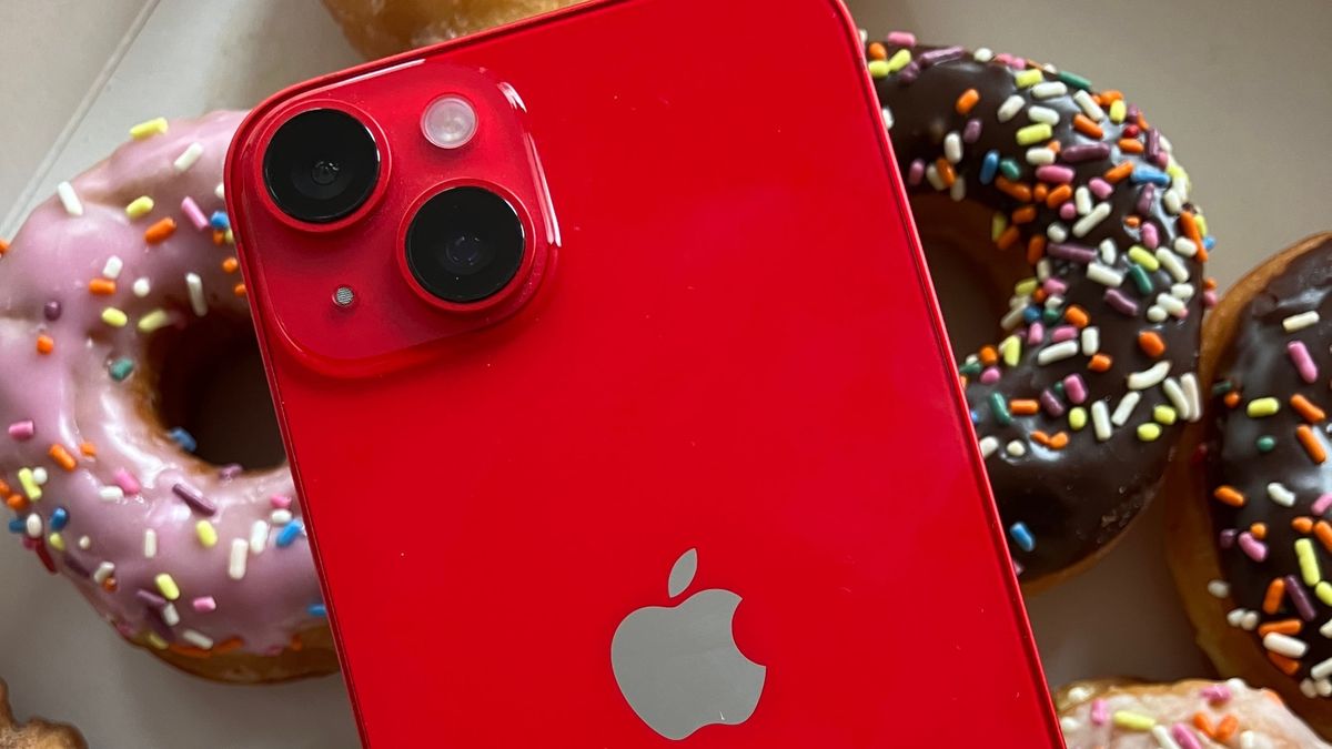 PRODUCT RED iPhone 15