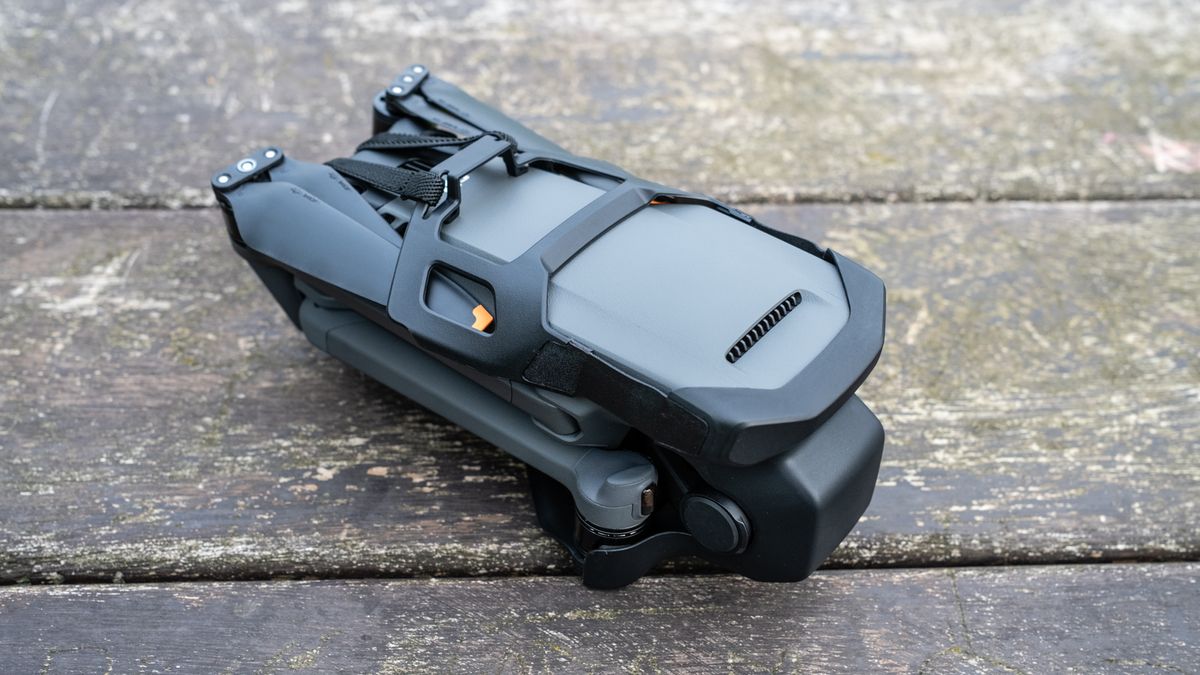 DJI Mavic 3 Classic_Drone closed side view