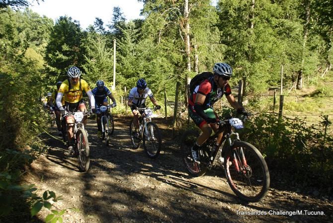 The peloton rolls out during the Trans Andes Challenge
