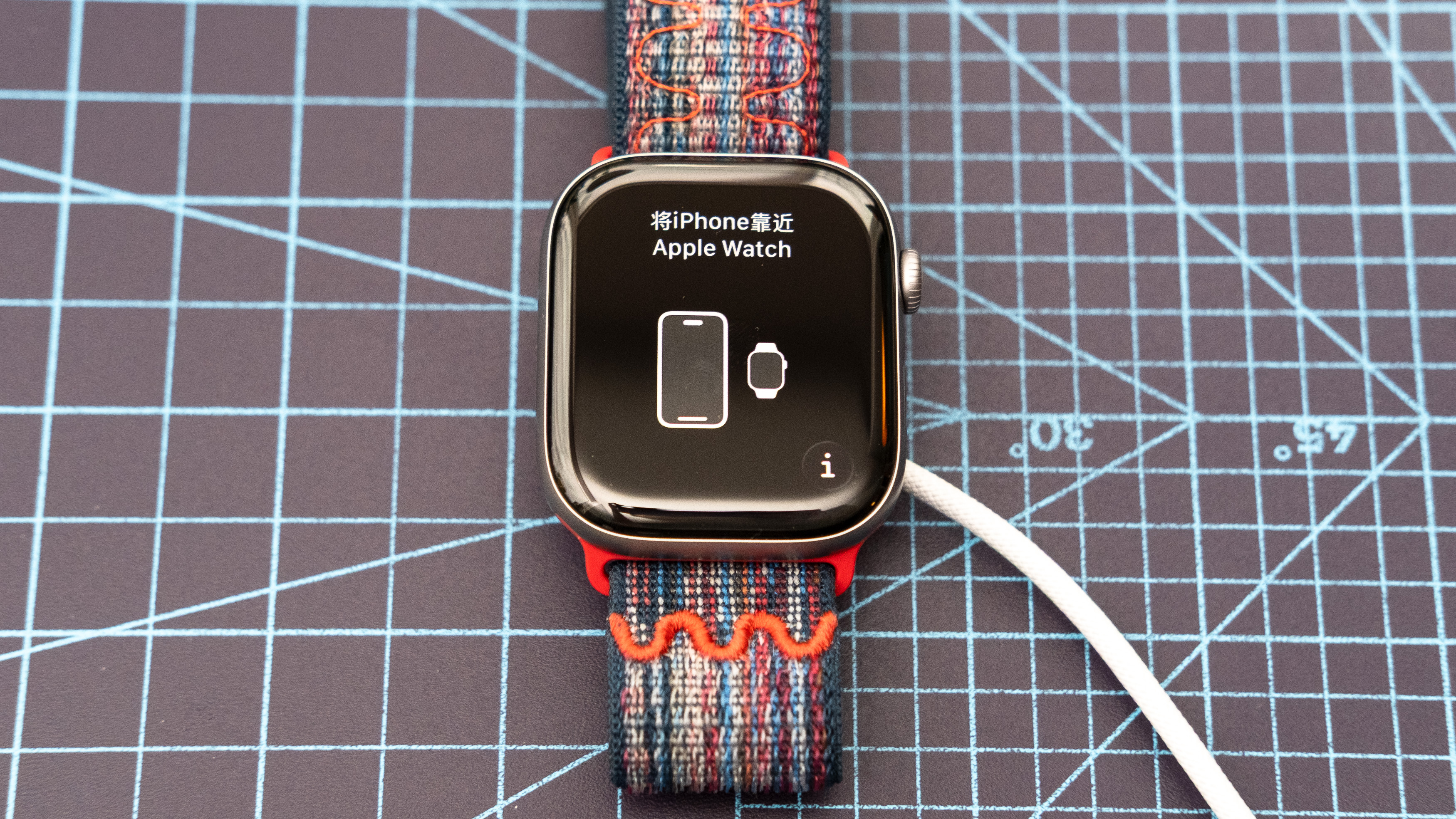 Primer plano del Apple Watch Series 11 que muestra el proceso de configuración y emparejamiento 
