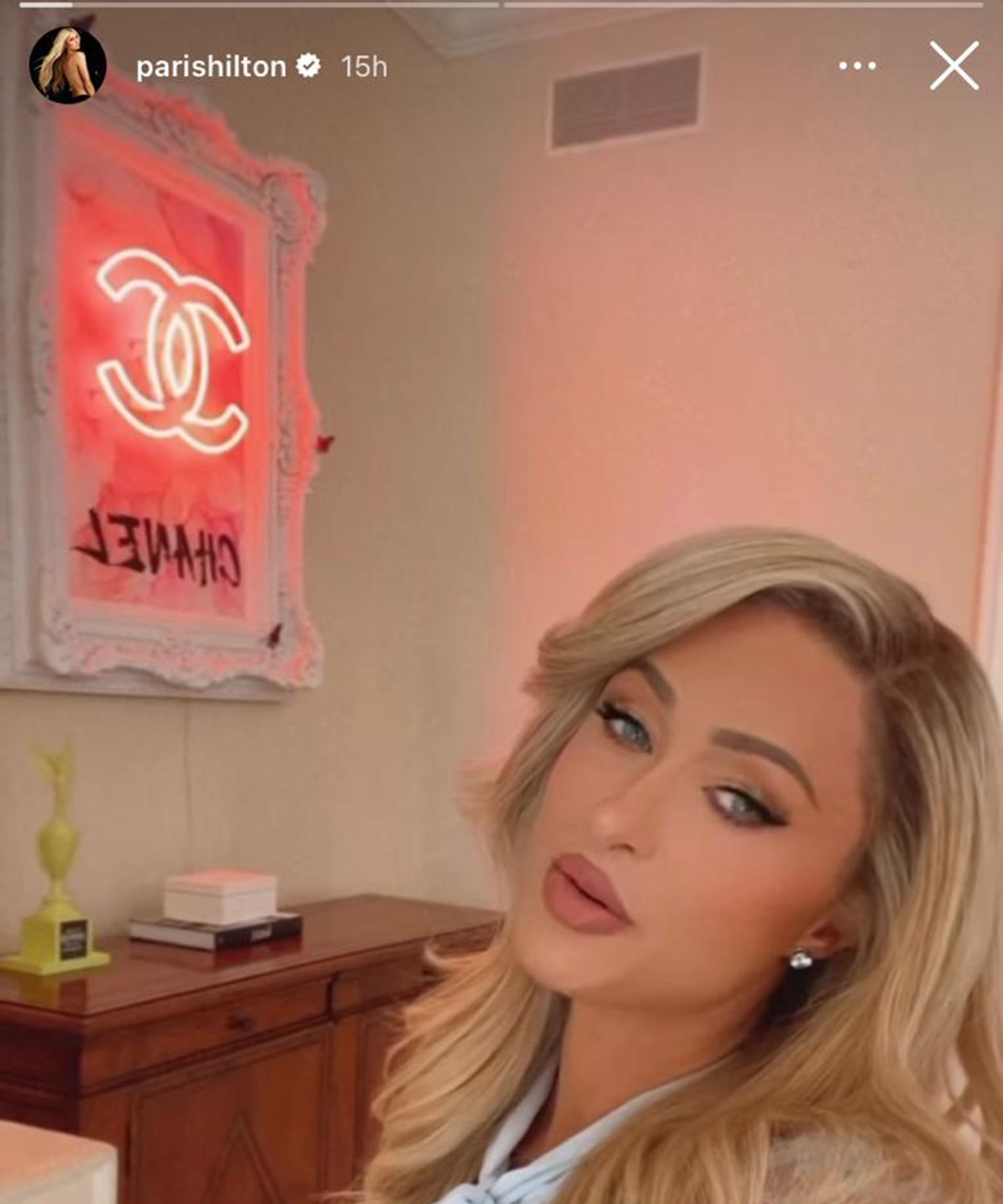 Instagram Story Paris Hilton 25 Januari menampilkan seni dinding neon Chanel berbingkai