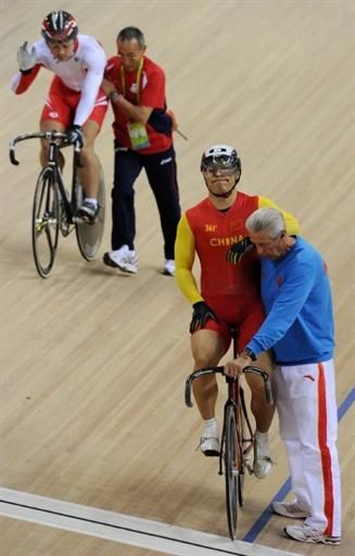Tsubasa Kitatsuru (Japan) and Lei Zhang (China) met in the gold medal round of the men's sprint.