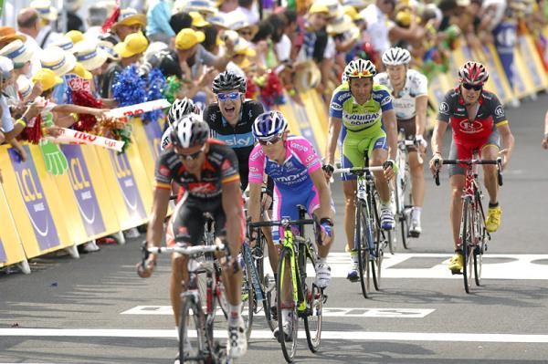 Ruben Plaza (Caisse d'Epargne) wins the sprint for 12th place.