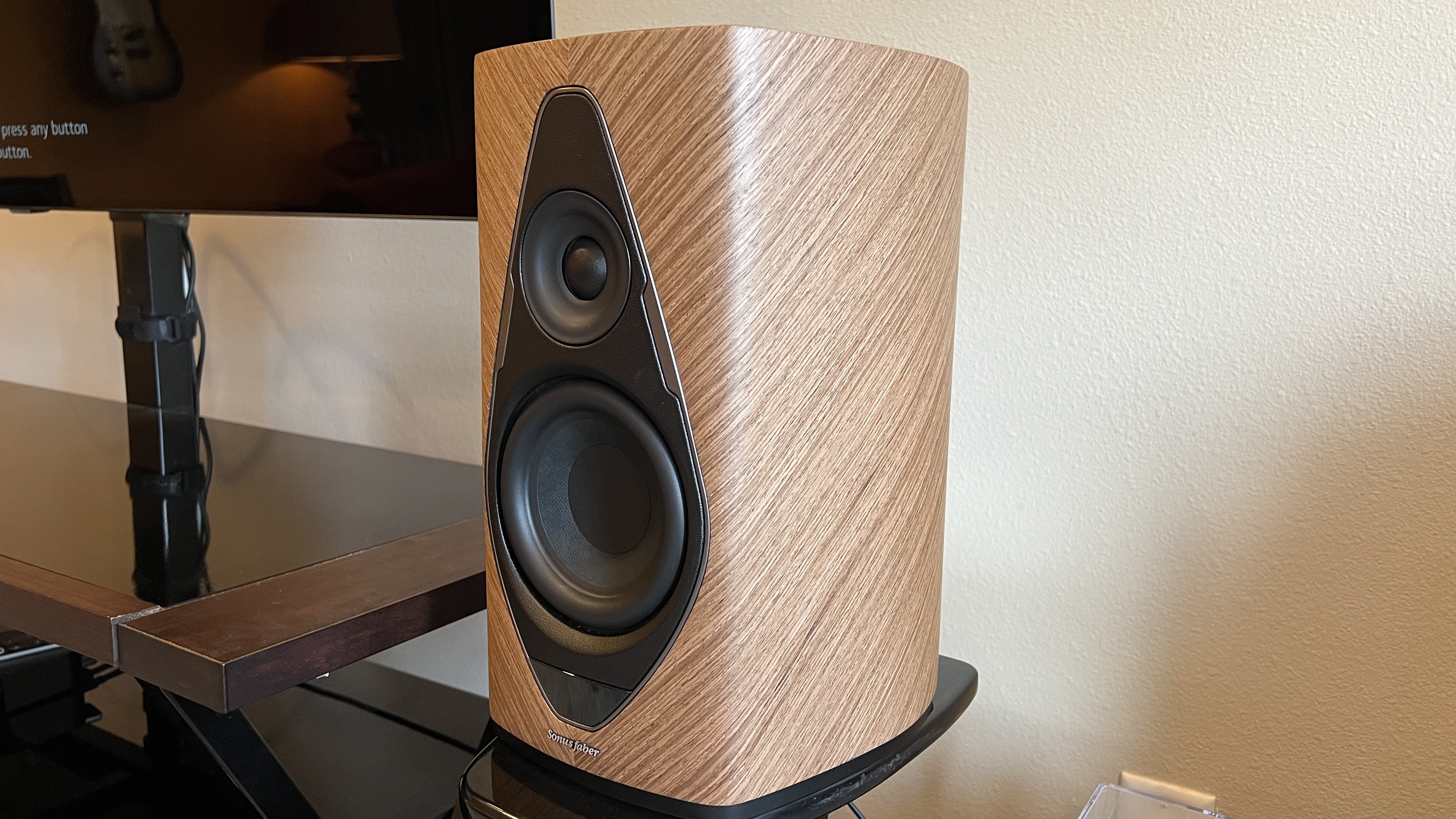sonus faber duetto closeup on stand
