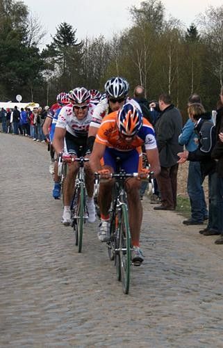 Juan Antonio Flecha (Rabobank) leads a group of chasers featuring George Hincapie (High Road) as Marcus Ljungqvist (CSC) grits his teeth.