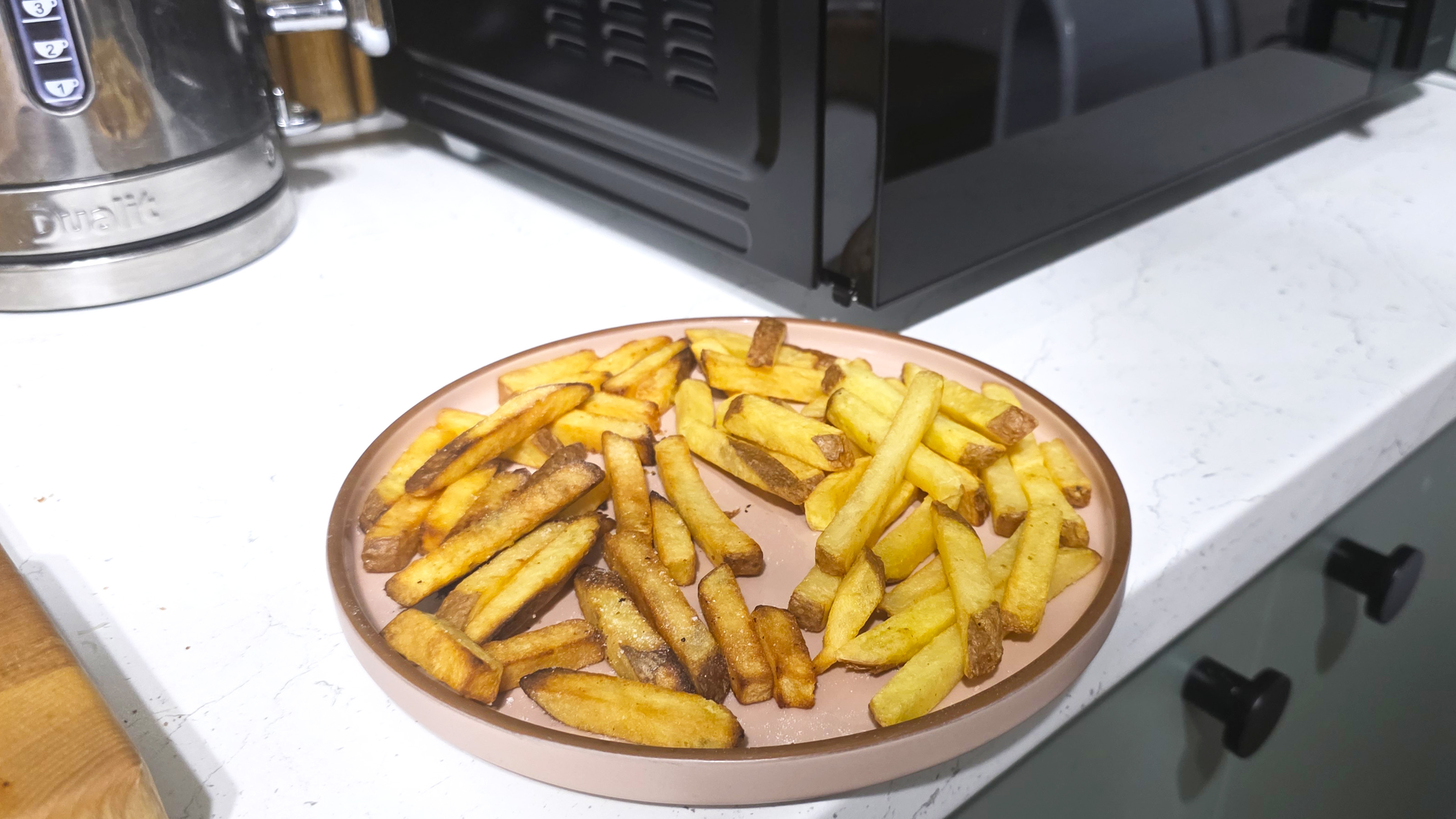 G&amp;Aring;TEBO french fries and chicken