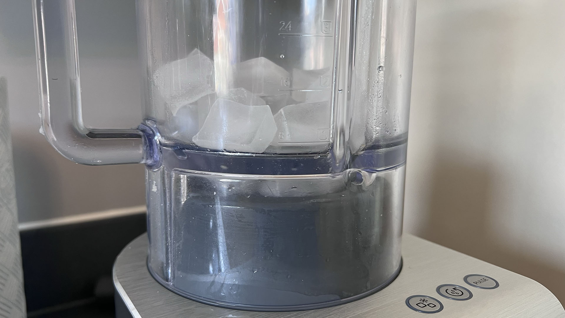 Making crushed ice in the Smeg BLC01 Professional Blender