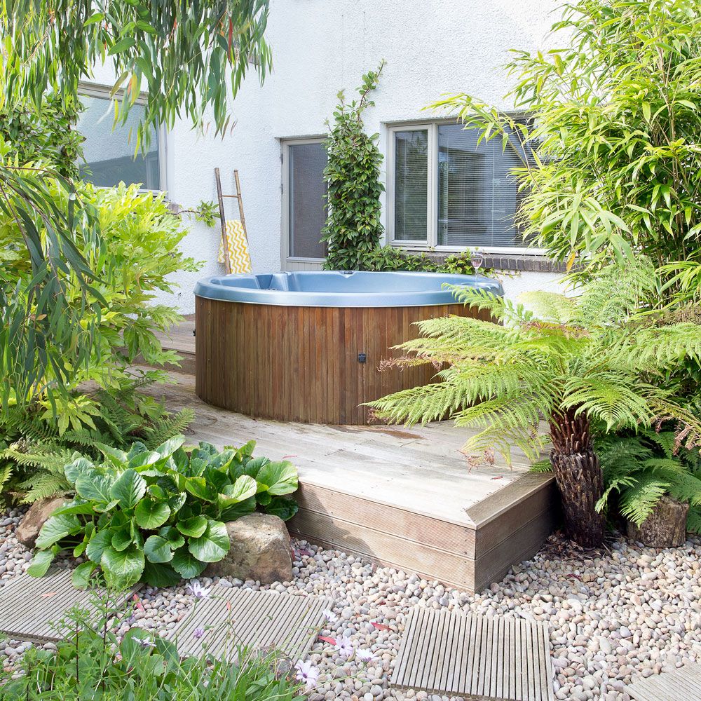 garden with spa tub