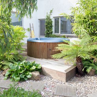 garden with spa tub