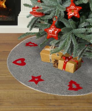 Grey circle mat with red star, heart and tree