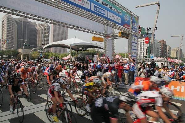The peloton races through the start/finish area
