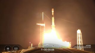 Eine erfahrene SpaceX-Falcon-9-Rakete brachte kurz vor Sonnenaufgang am 6. Mai 2022 53 Starlink-Internetsatelliten von Pad 39A des Kennedy Space Center der NASA in die Umlaufbahn.