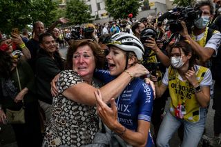 Tour de France Femmes: Yara Kastelijn celebrates with her mum after winning stage 4 in Rodez