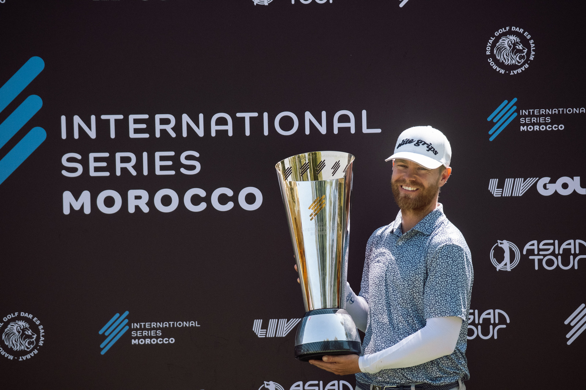 Scott Vincent holds the International Series Morocco trophy