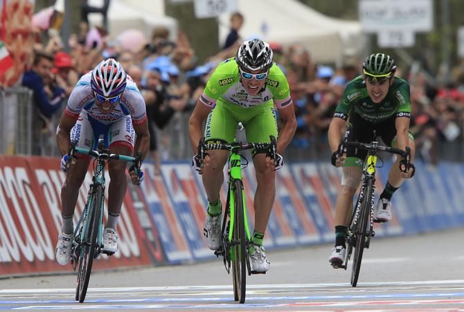 Jackson Rodriguez is out-sprinted by Marco Canola (Bardiani-CSF) in stage 13 of the Giro d'Italia