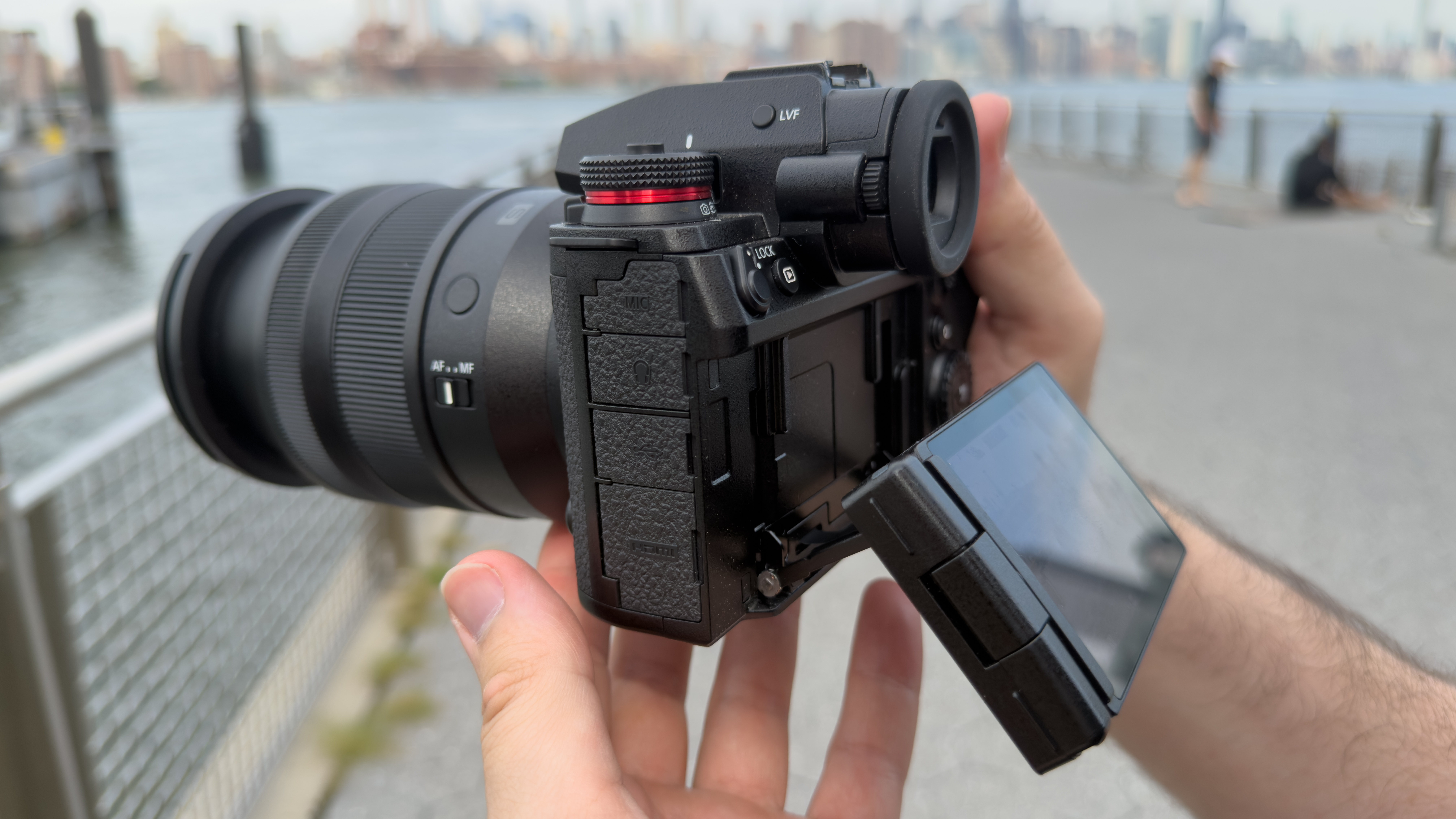 Panasonic Lumix S1R II - Articulating Screen