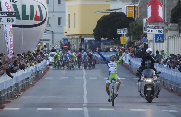 Moreno Moser (Liquigas Cannondale) holds off the peloton for a famous win