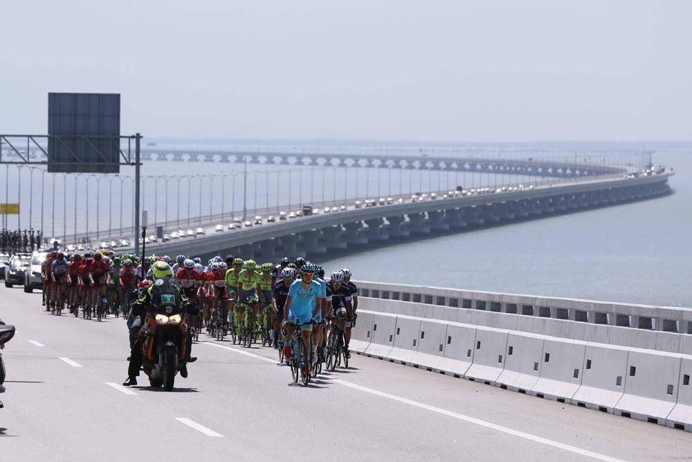 The race crossed the long bridge on the way to Georgetown