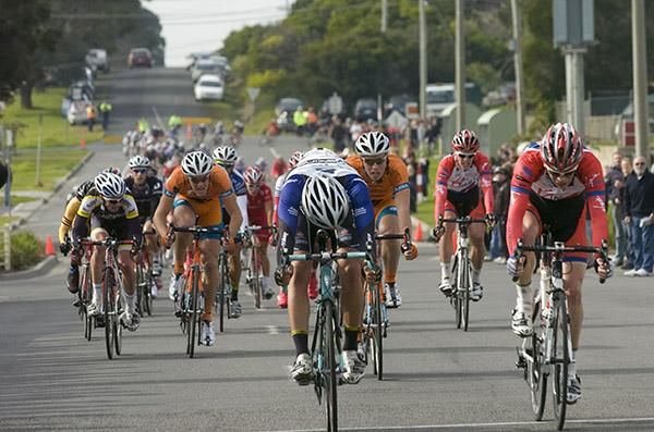 Alex Carver (Team Jayco Skins) edges out Patrick Shaw (Virgin Blue/RBS Morgan) to win stage one of the tour in Wonthaggi.