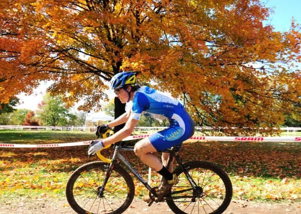 Alison Dunlap (Luna Pro Team) racing for 4th place