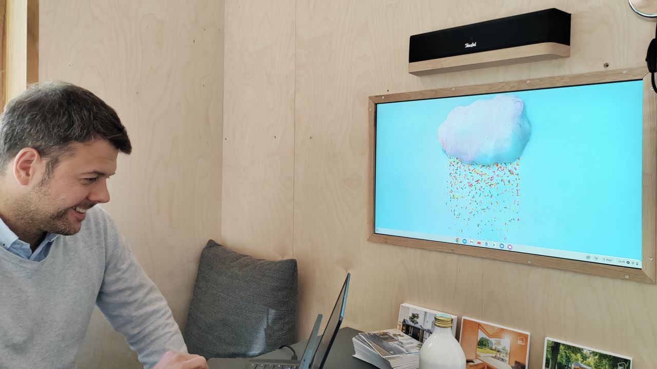 Hans-Gert Stuke using the workspace