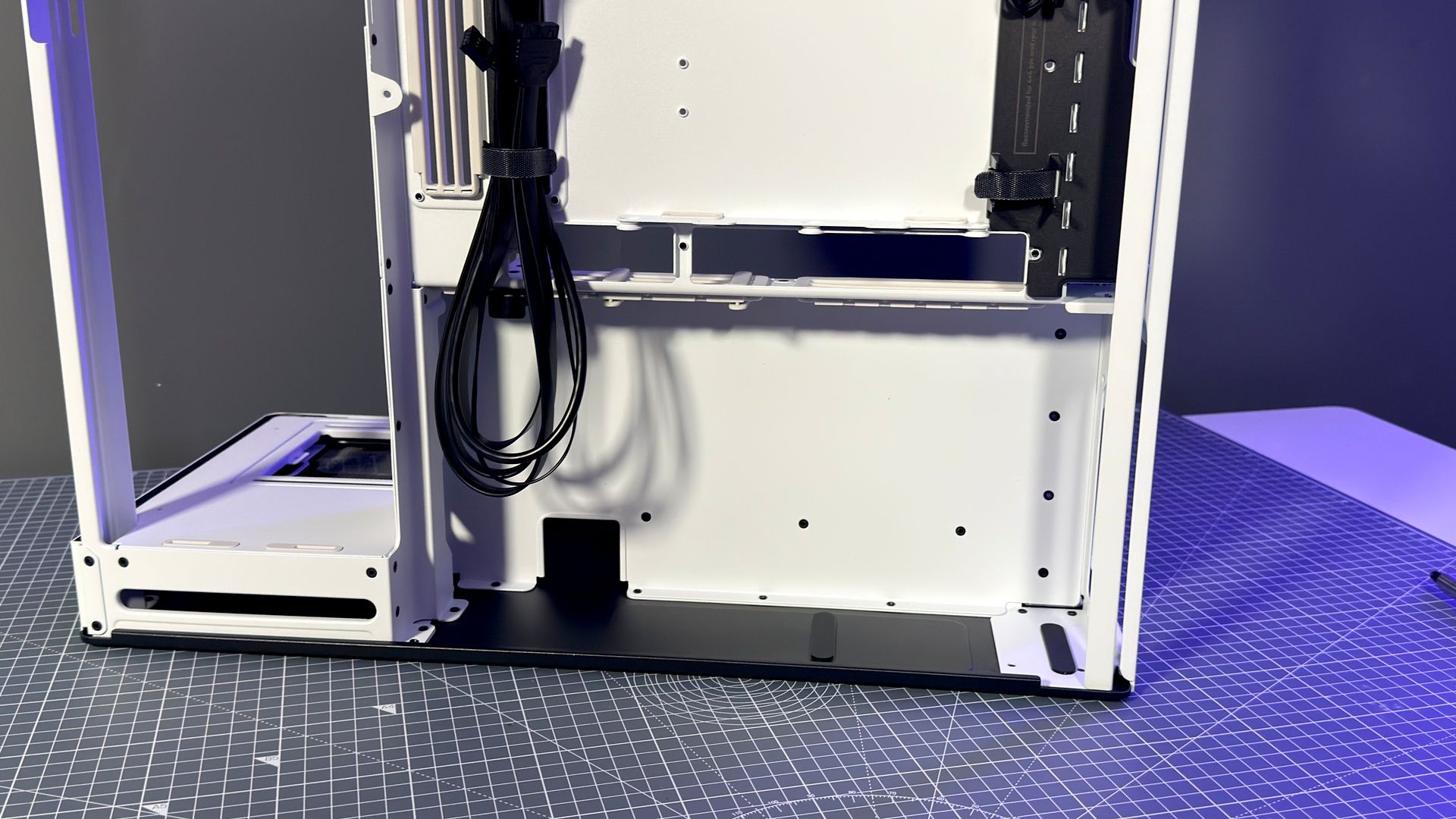 The Havn HS 360 PC case in black and white on a desk.