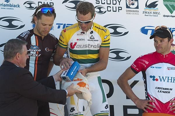 Stage winner Jonathan Cantwell (V Australia)is presented with his shades and oranges as runner-up Ben Kersten (Swan Hill Heart of the Murray) and third-placed Steele Von Hoff (Genesys Wealth Advisers) look on.