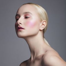 A model wearing highlighting blush, which is the effect of the mac beam liquid blush