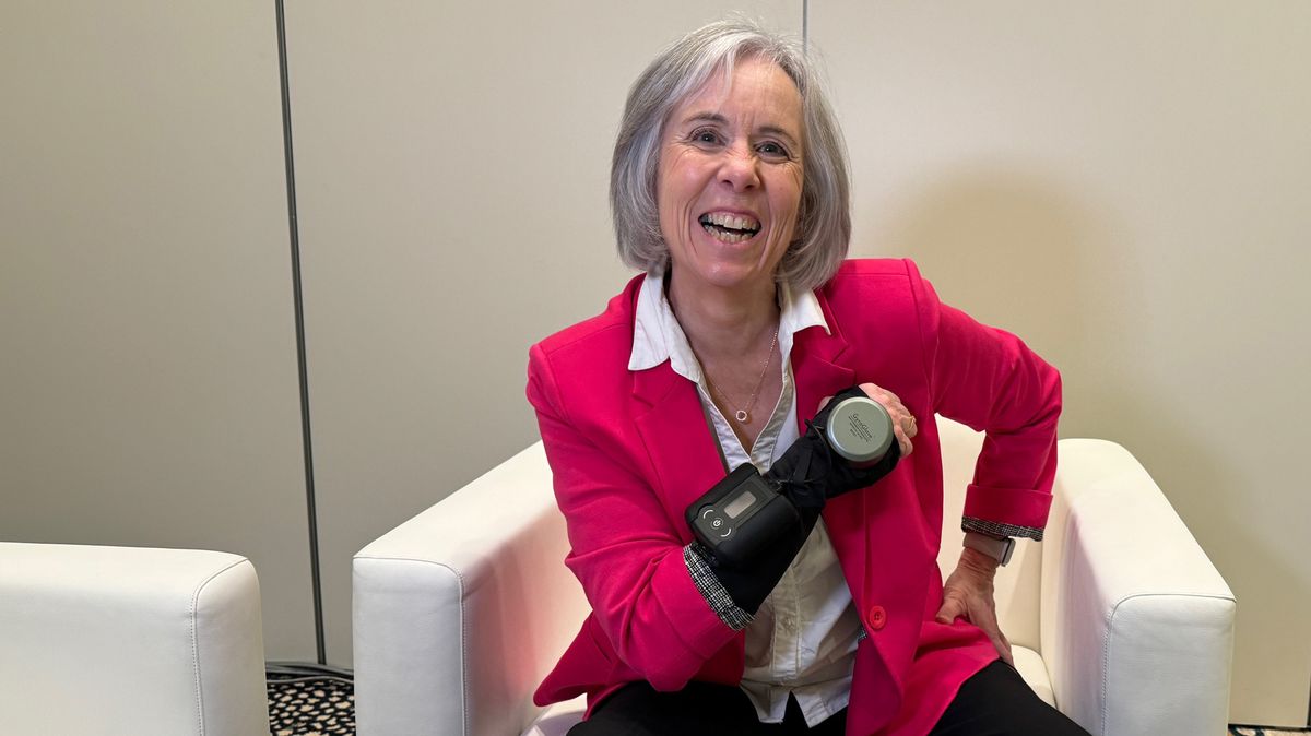 This glove uses a gyroscope to counter Parkinson’s tremors, and I saw