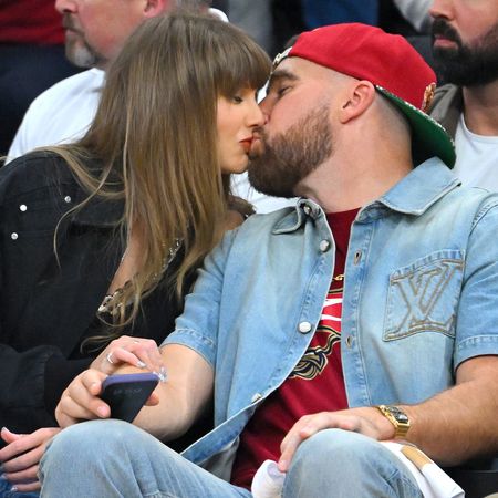 Taylor Swift kissing Travis Kelce