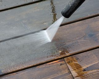 Wood deck floor cleaning with High Pressure Water Jet
