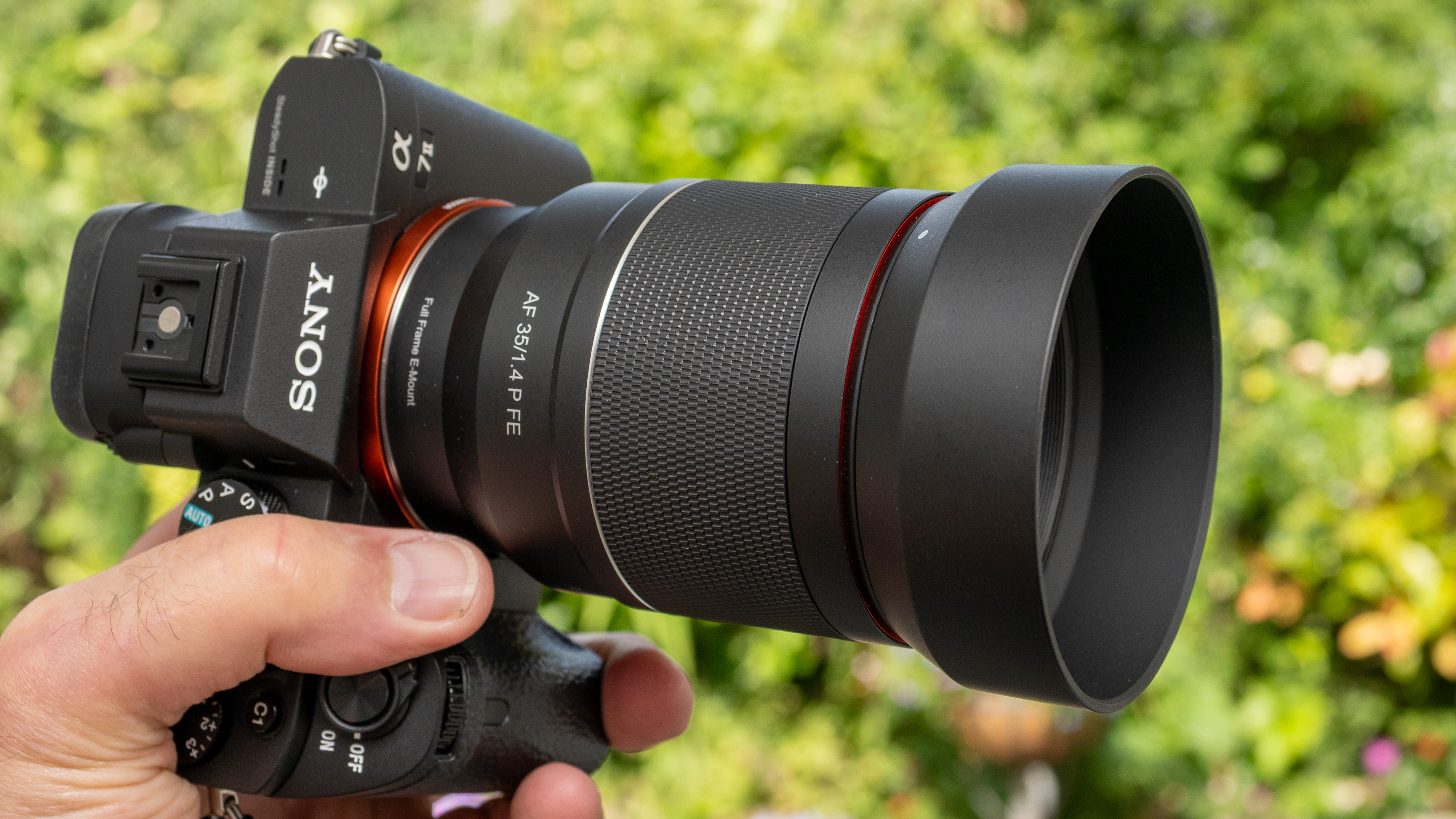 LK Samyang AF 35mm f/1.4 P FE product image held in hand