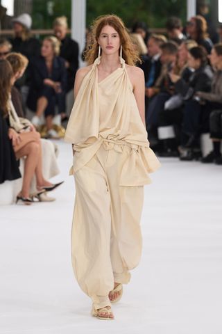 Issey Miyake trägt ein Oberteil und eine Hose auf der Paris Fashion Week Frühjahr/Sommer 2025