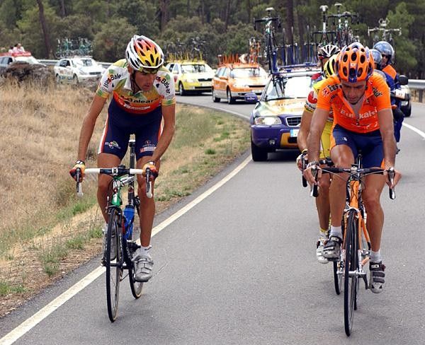 Pablo Lastras (Illes Balears) and Roberto Laiseka (Euskaltel) work in the break