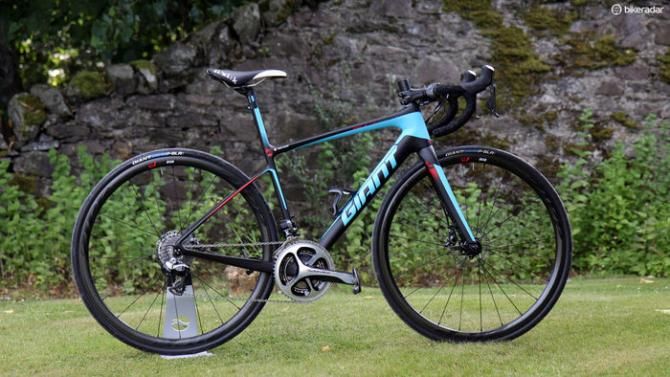 The new Giant Defy Advanced SL offers race bike performance but with a smoother ride, hydraulic disc brakes, and (officially) clearance for 28mm wide tires. As shown here, this top-end Defy Advanced SL 0 model (size small) weighs just 7.75kg (17.09lb) complete with pedals and a bottle cage