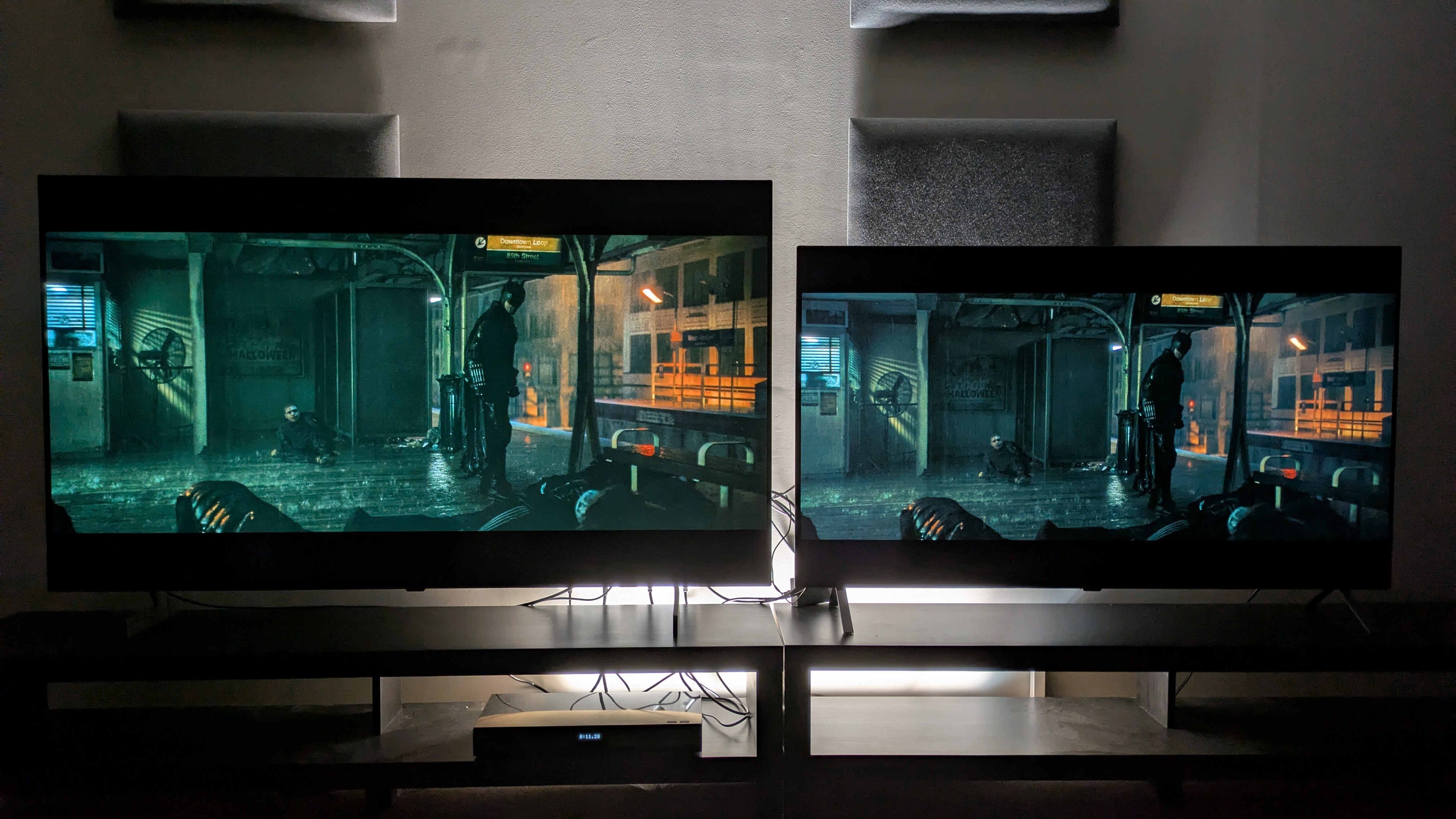 LG B6 (左) と LG B5 (右) では、画面にバットマンが表示され、地下鉄内で戦うバットマンのショットが表示されます。 B6 は精度に影響する緑色の色合いを示し、B5 はより正確であるように見えます