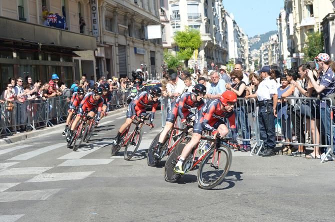 Cadel Evans leads his BMC team in the TTT