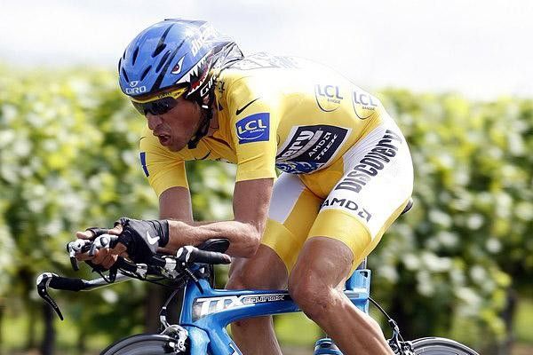Contador sucks wind to try and hold the yellow