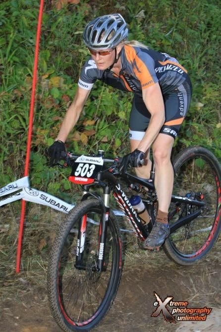 Lisa Krayer (Adventure 212/Specialized) chases Strigel
