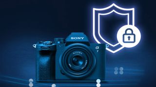 Et Sony-kamera står foran et logo, der forestiller et skjold og en hængelås, på en sort og mørkeblå baggrund.