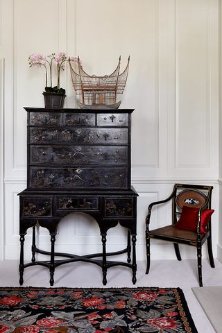 black antique chinoiserie lacquered cabinett