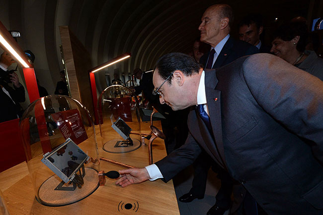 French president Francois Hollande tours Bordeaux Cit&amp;eacute; du Vin